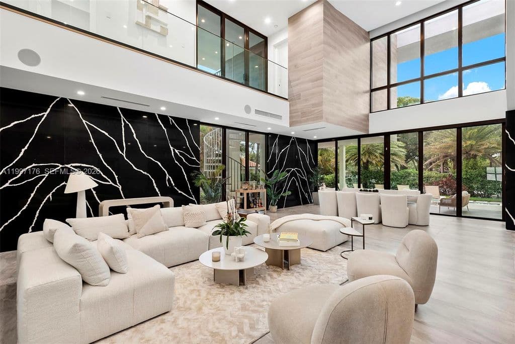 6-bedroom Single-Family Home — 521 Holiday Dr