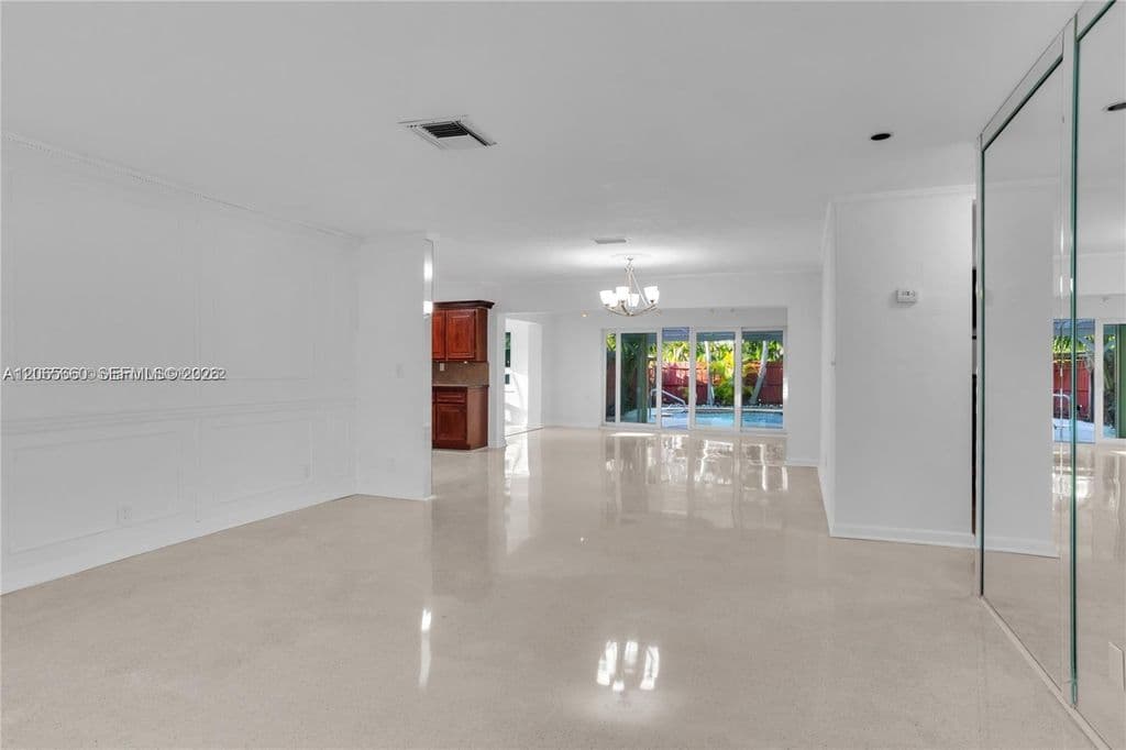 3-bedroom Single-Family Home — 617 NE 2nd Pl