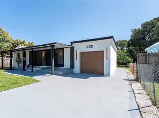 3+1 Müstakil ev — 220 NW 144th St, Miami, 33168