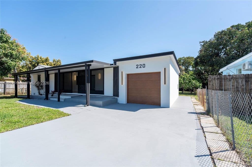 3+1 Müstakil ev — 220 NW 144th St