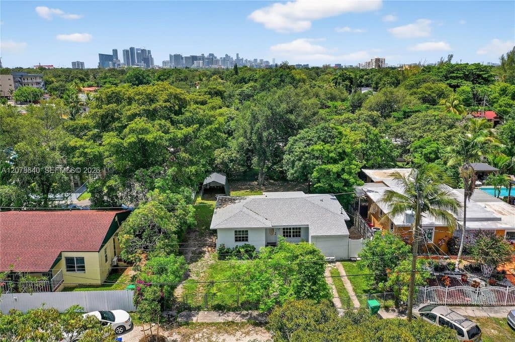 2+1 Müstakil ev — 40 NW 68th St