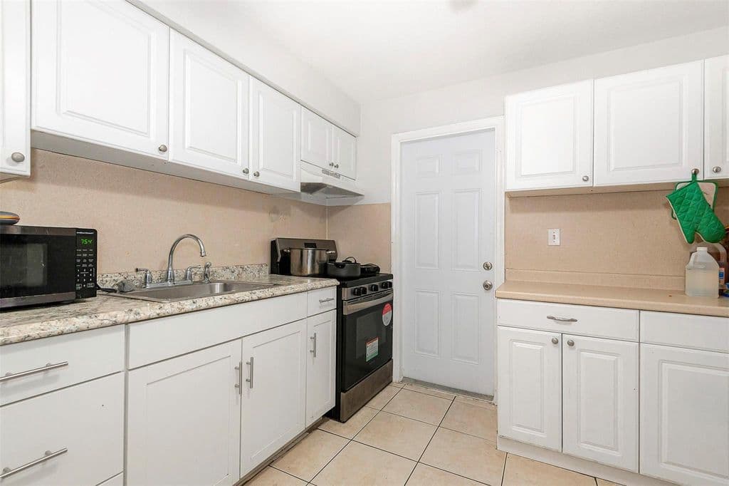 6+1 Mülk — 404 NE 4th Street