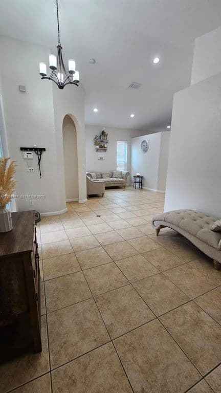 5-bedroom Single-Family Home — 4120 NE 22nd Ct