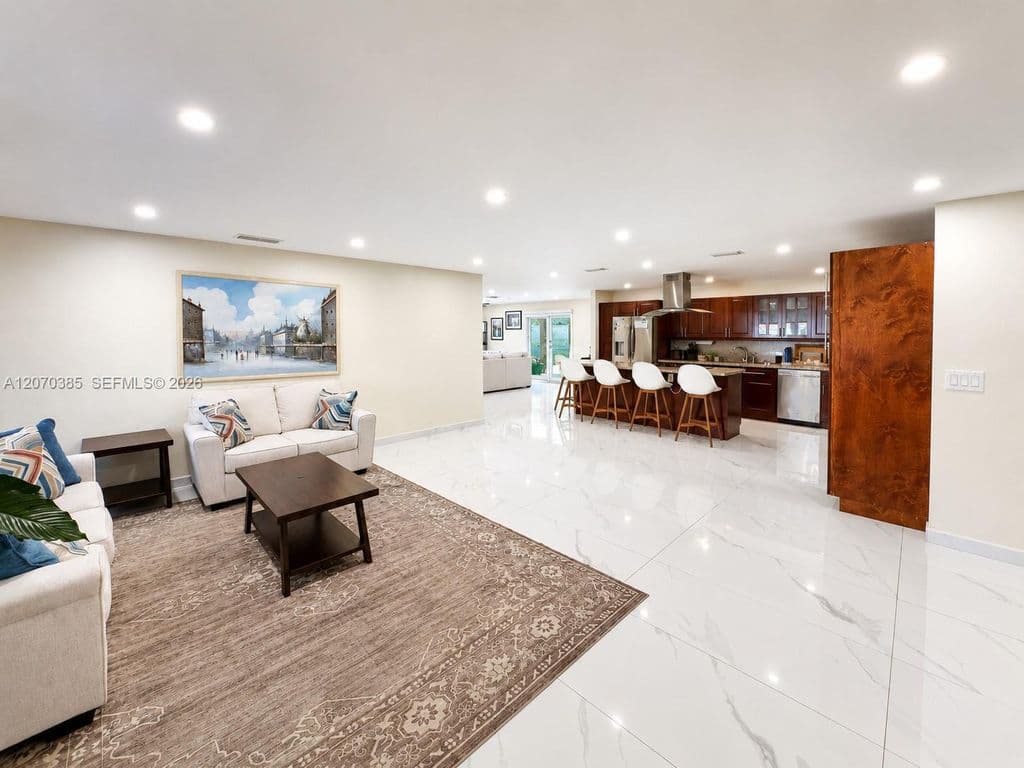 7+1 Müstakil ev — 12231 SW 1st St