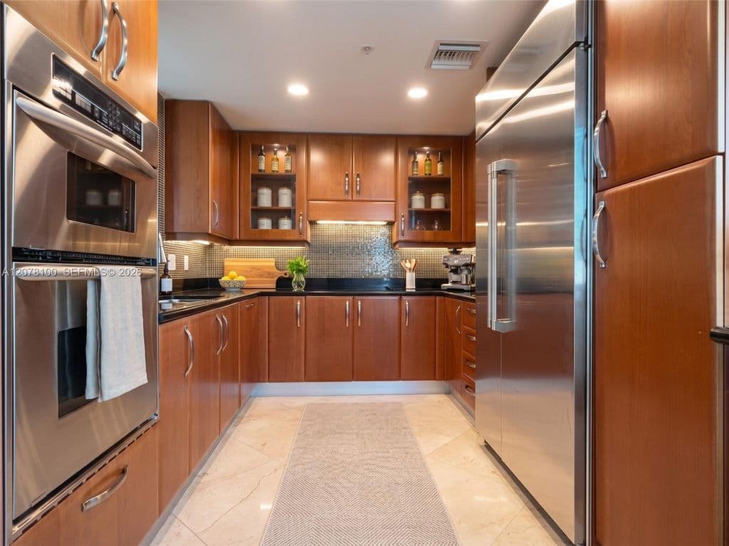 3-bedroom Condo — 19400 Turnberry Way APT 312
