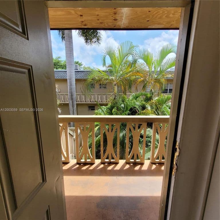 1-bedroom Condo — 1370 NE 119th St #137015