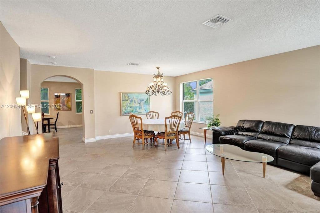 4+1 Müstakil ev — 9308 NW 8th Cir