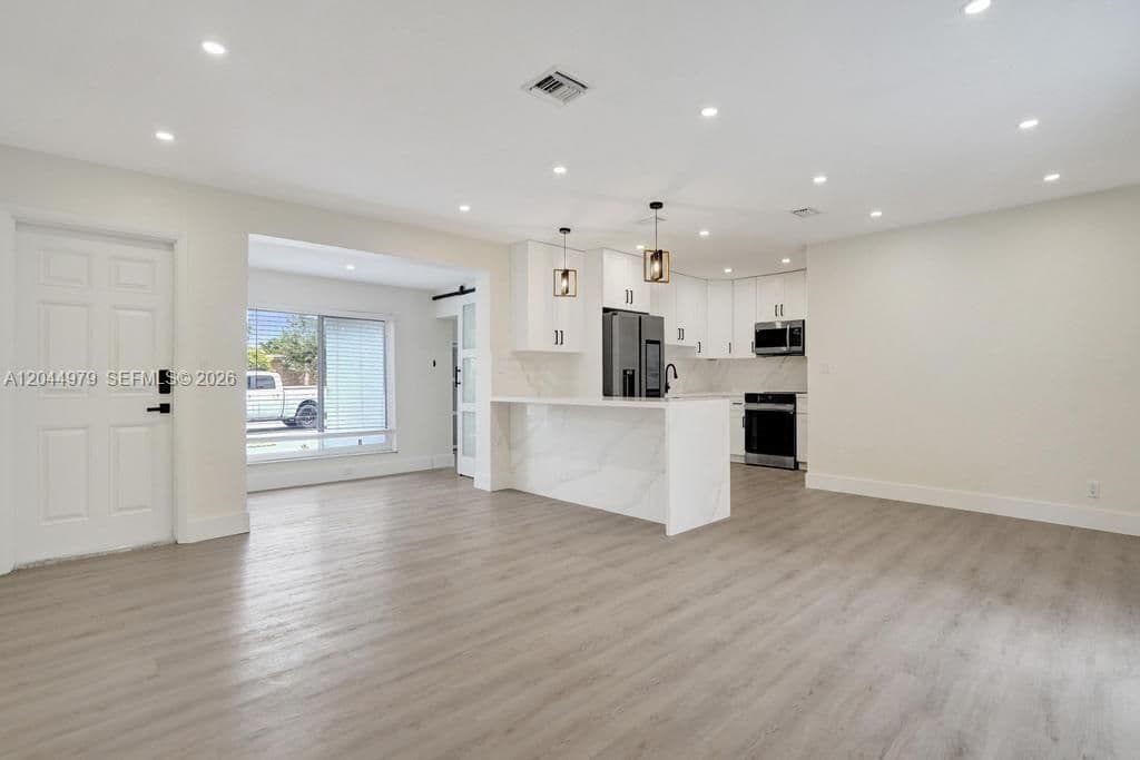 4+1 Müstakil ev — 211 SW 64th Ave