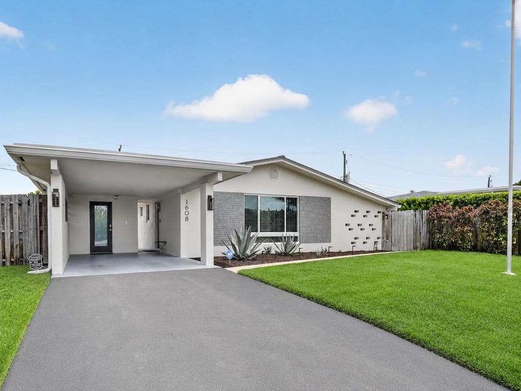 3-bedroom Single-Family Home — 1608 NE 14TH Terrace