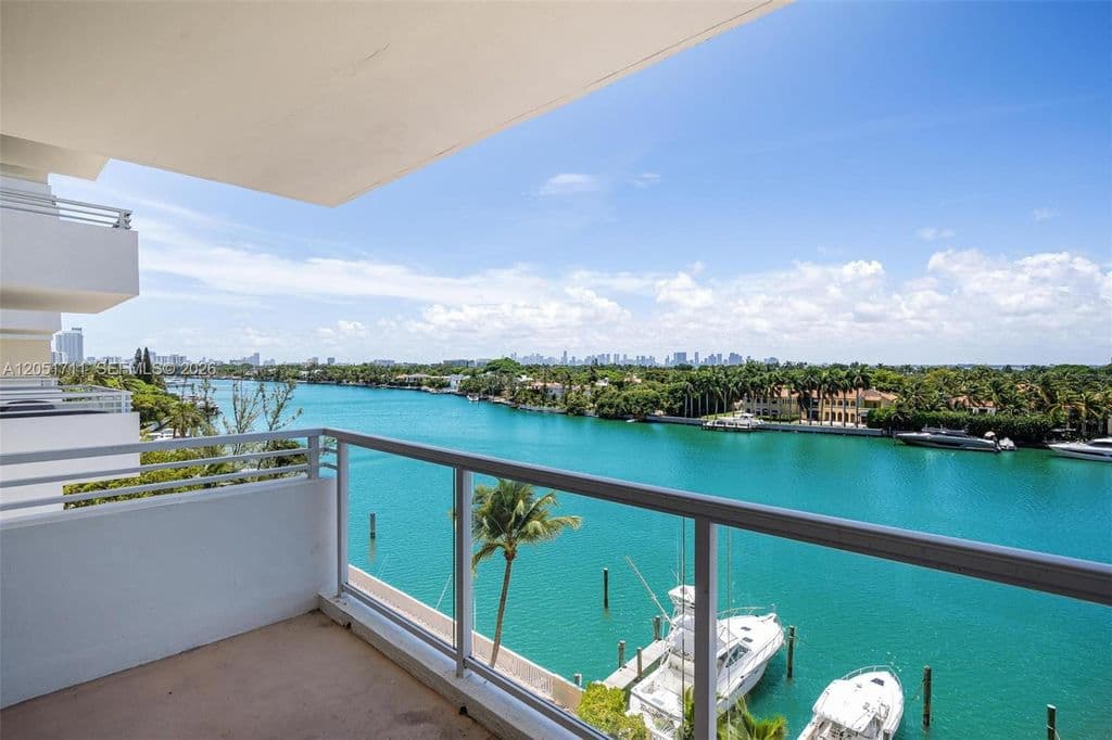 2-bedroom Property — 5600 Collins Ave APT 7J