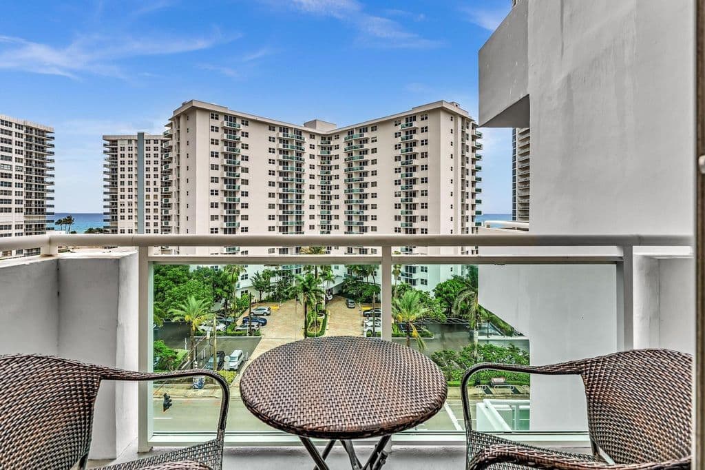 1+1 Condo — 3000 S Ocean Drive #714