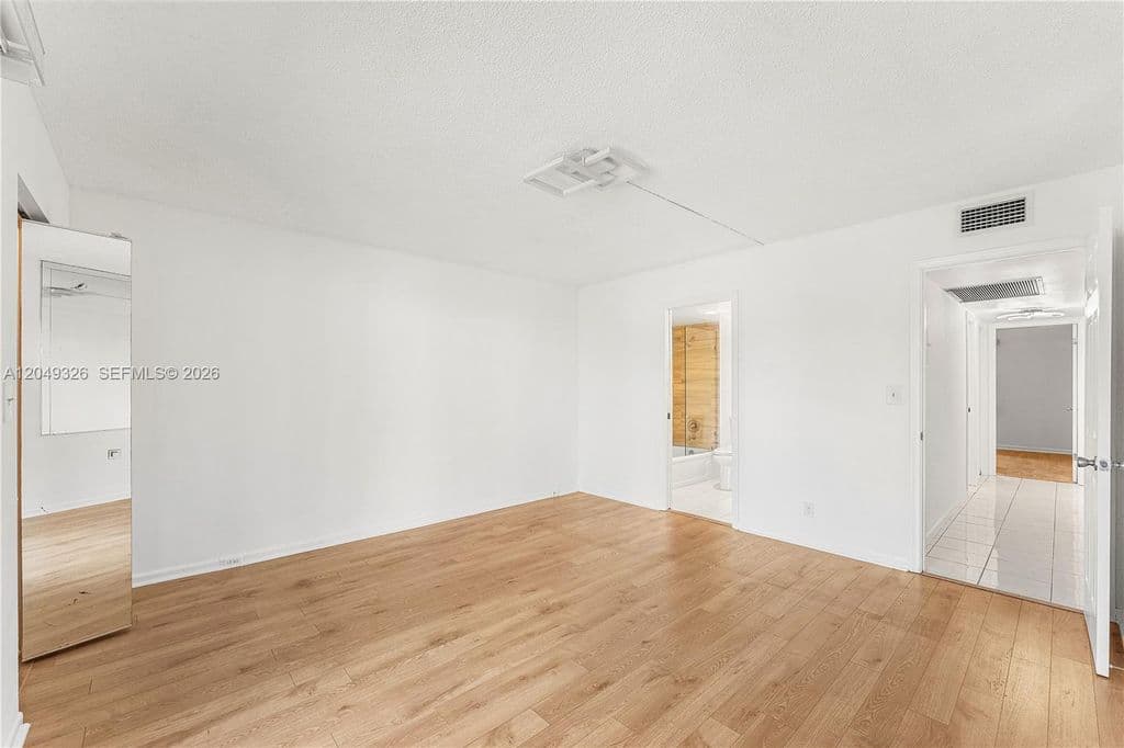 2+1 Condo — 4301 Martinique Cir APT H2