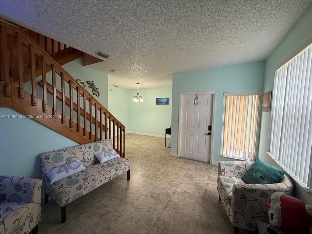 3+1 Mülk — 810 NE 212th Ter APT 2