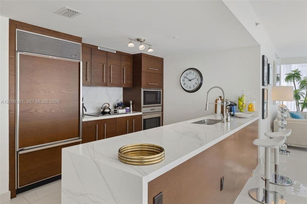 3-bedroom Condo — 465 Brickell Ave APT 701