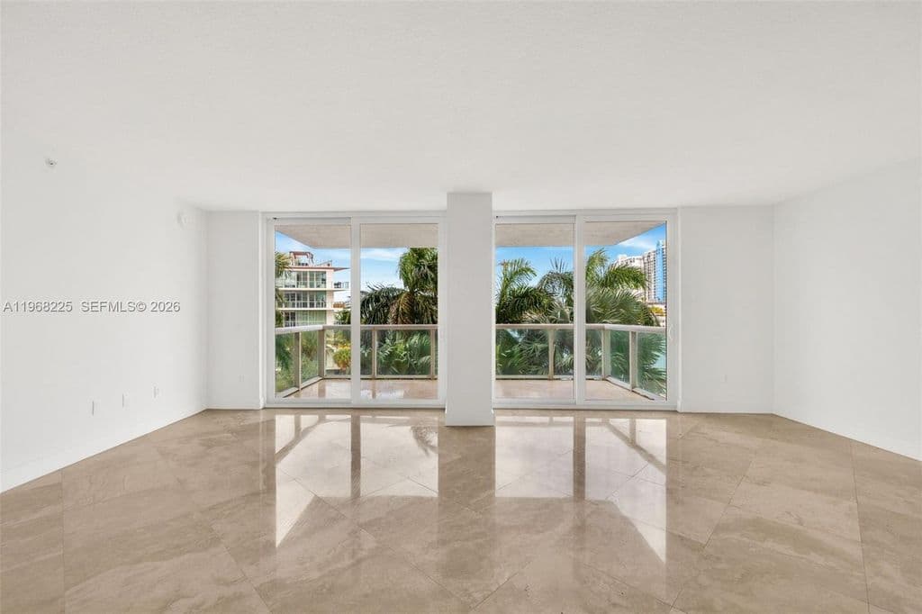 2+1 Condo — 10 Venetian Way APT 403