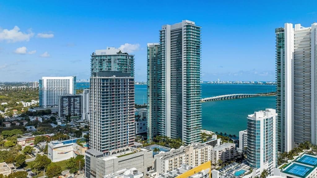 2+1 Condo — 650 NE 32nd St Unit 2205