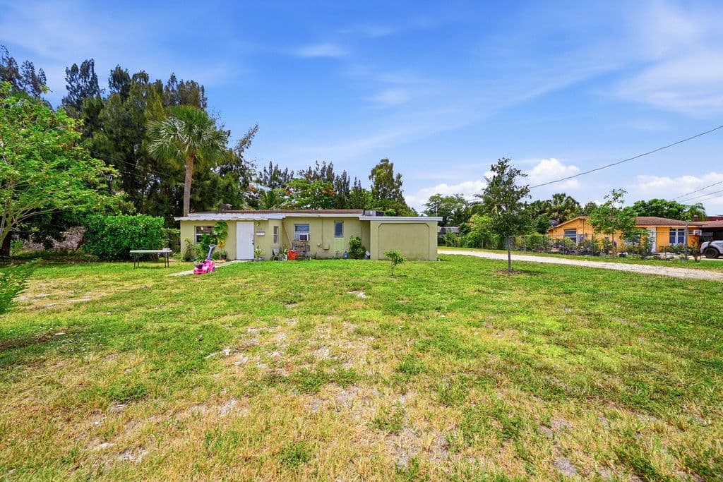 6+1 Mülk — 700 SW 8th Street
