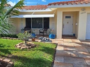 2+1 Müstakil ev — 5803 NW 86th Ter, Tamarac, 33321