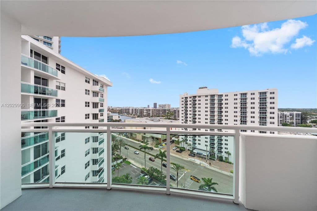 1+1 Condo — 3001 S Ocean Dr APT 1439