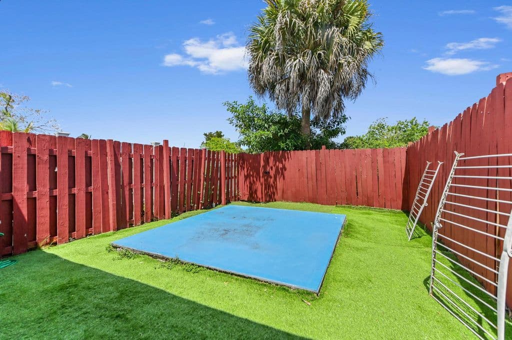 3+1 Mülk — 7904 SW 8th Street