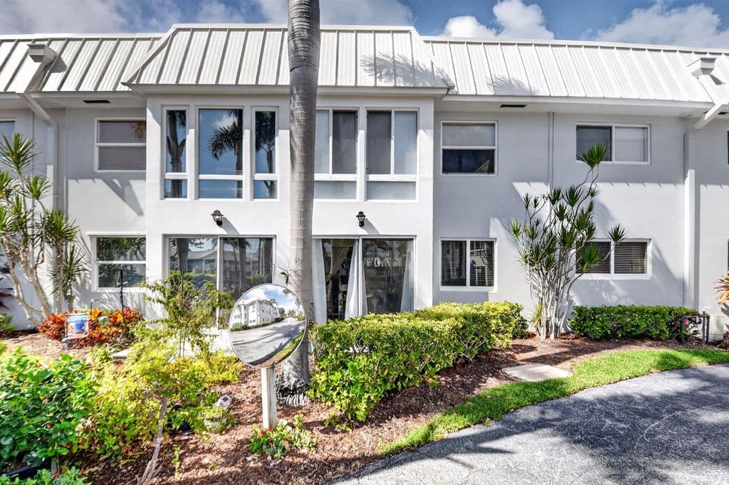 1-bedroom Condo — 32 COLONIAL CLUB Drive #102