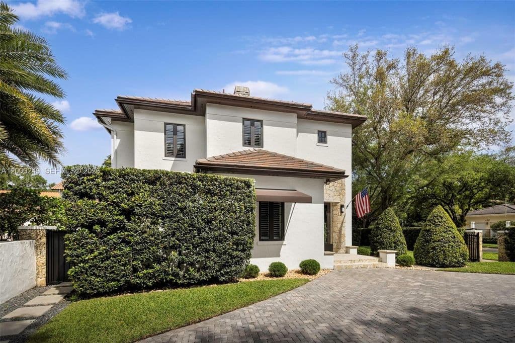 5+1 Müstakil ev — 475 Amalfi Ave