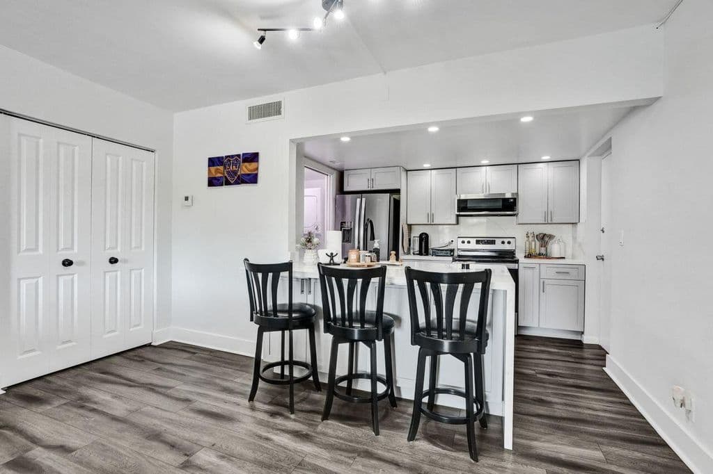 2+1 Condo — 1000 RIVER REACH Drive #321