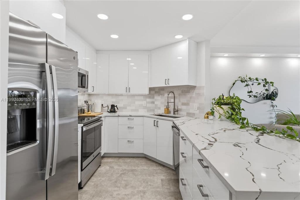 1+1 Condo — 340 Sunset Dr APT 407