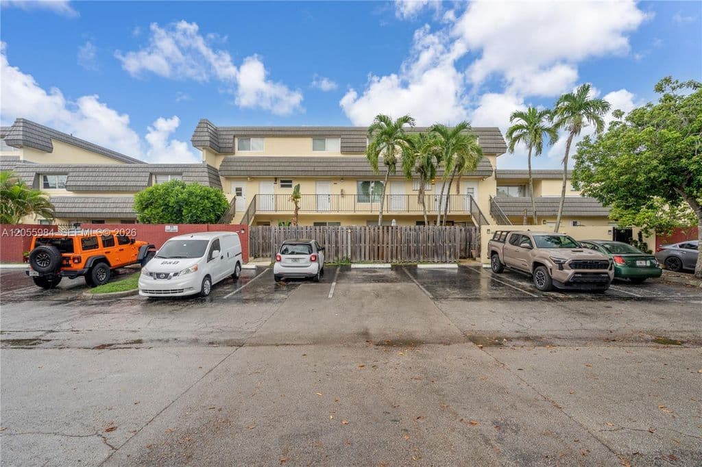 2+1 Mülk — 8475 SW 137th Ave #8475