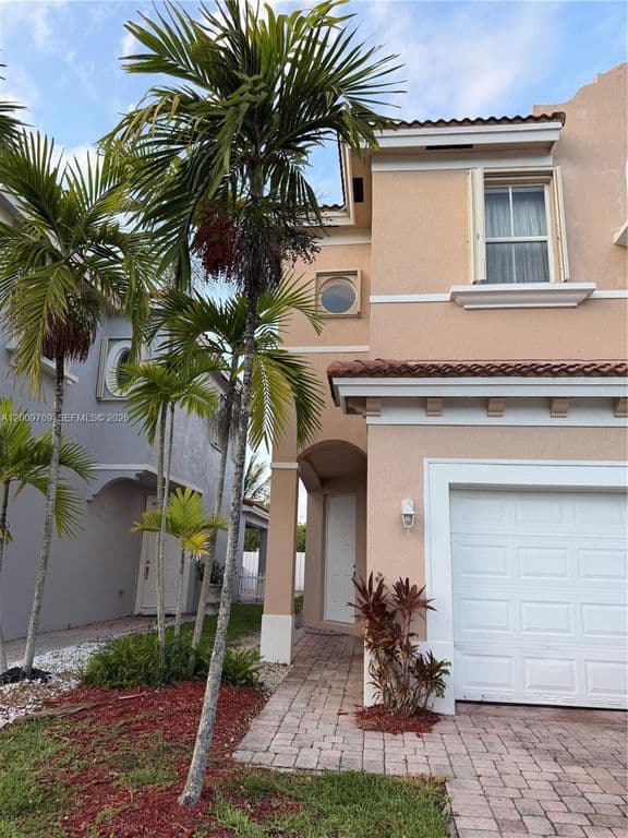 5-bedroom Single-Family Home — 3955 NE 13th Dr