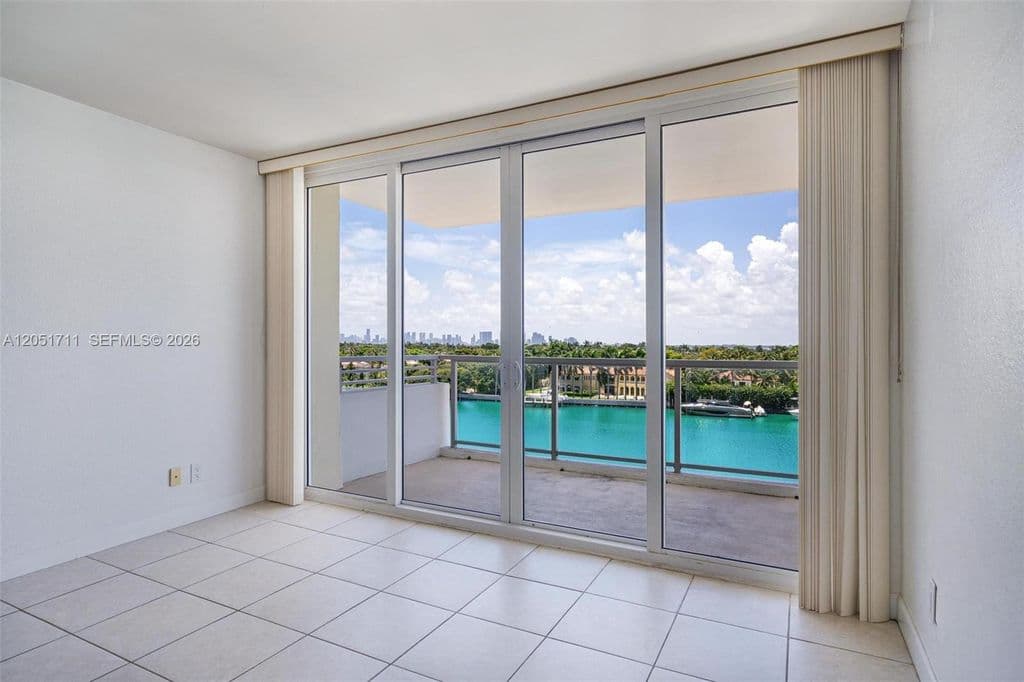 2-bedroom Property — 5600 Collins Ave APT 7J