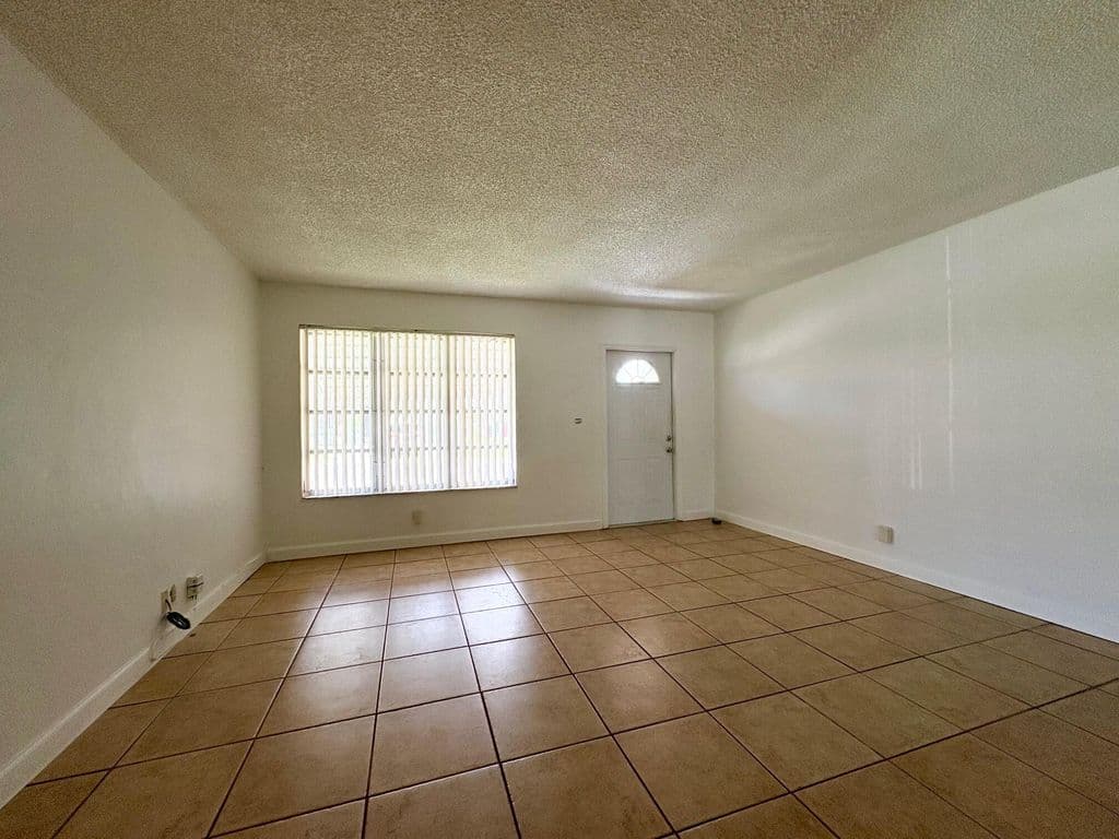 2+1 Müstakil ev — 4603 NW 49th Street