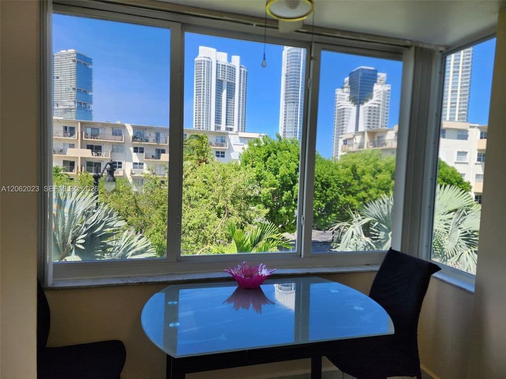 1+1 Condo — 250 180th Dr APT 301