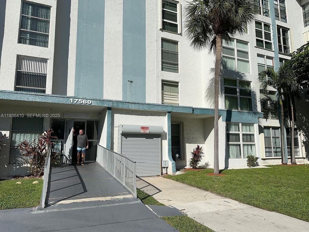 2-bedroom Condo — 17560 Atlantic Blvd APT 109