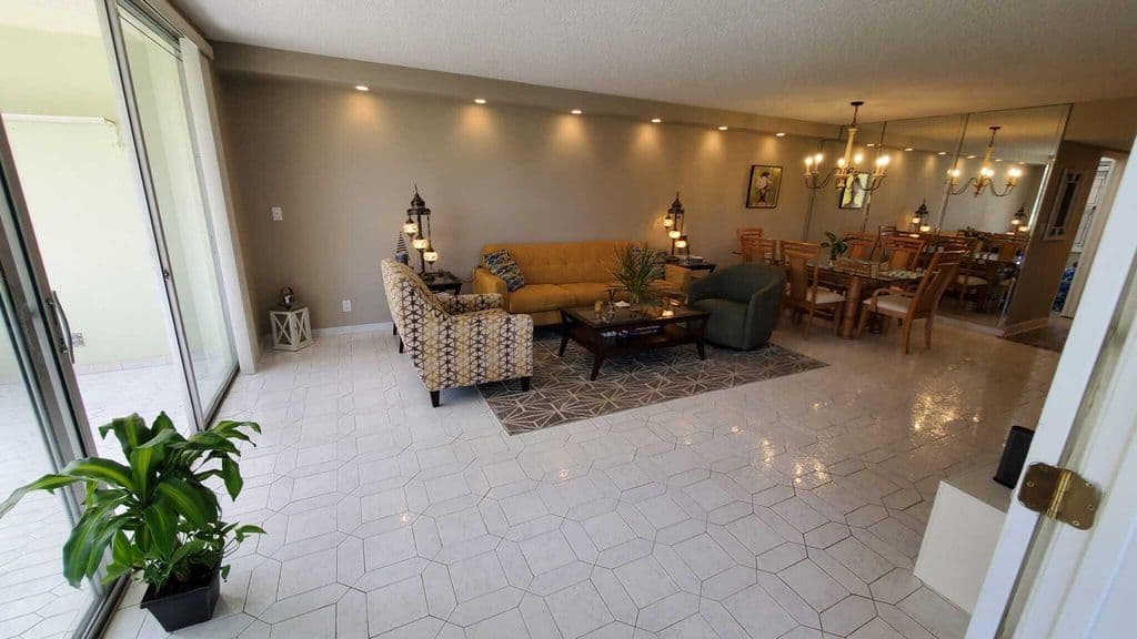 3-bedroom Condo — 3800 Oaks Clubhouse Drive #112