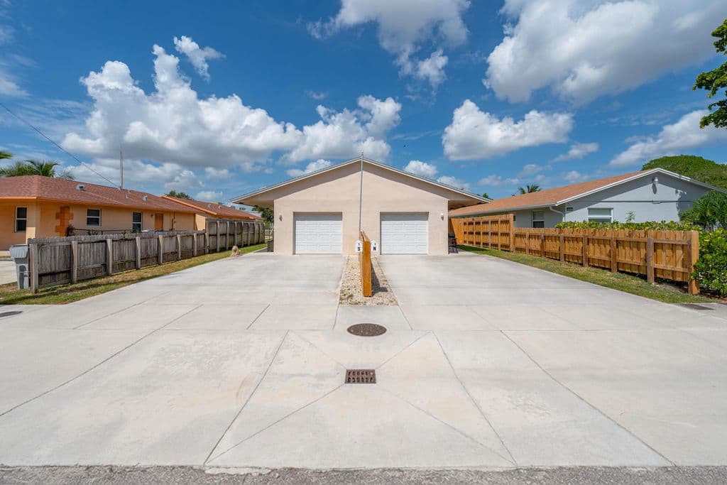 4-bedroom Property — 3411 NE 5 Avenue NE #1-2