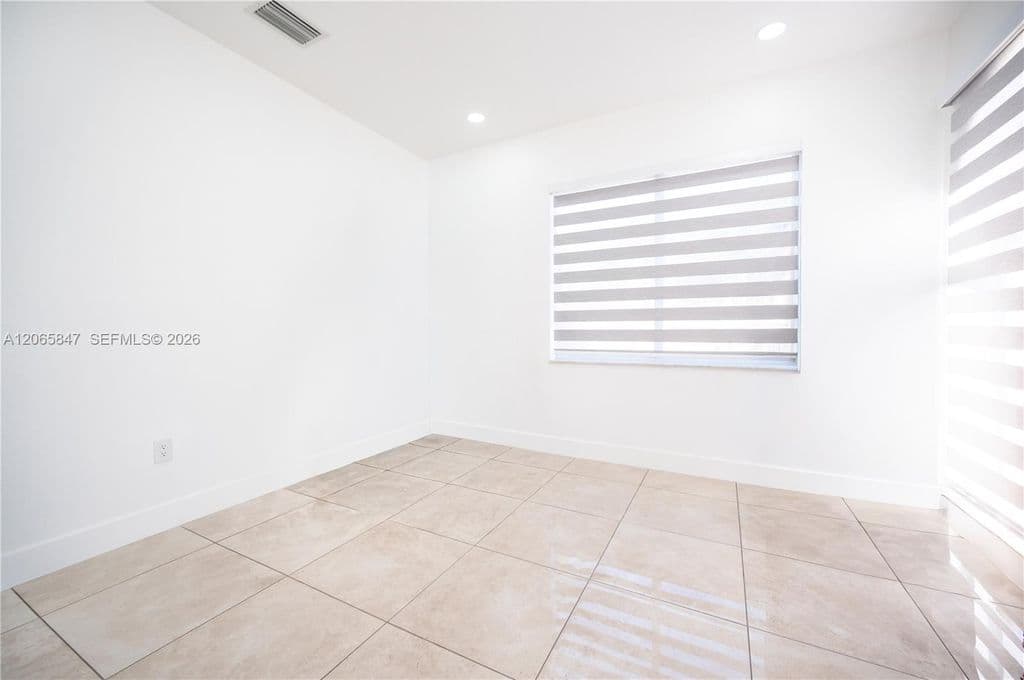 4+1 Müstakil ev — 1046 NE 17th Ter
