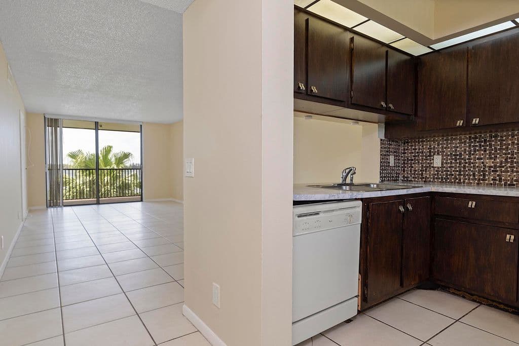 2-bedroom Condo — 112 LAKE EMERALD Drive #209