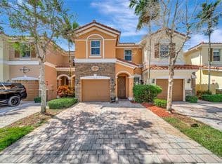 4-bedroom Townhouse — 12434 NW Emerald Creek Mnr, Davie, 33325