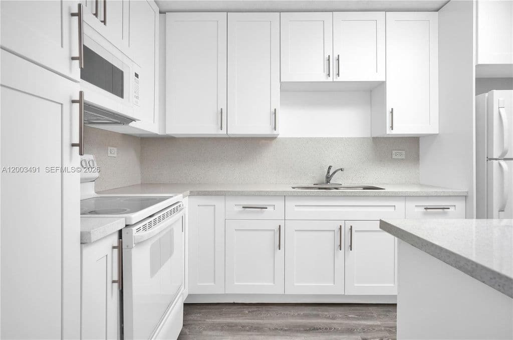1+1 Condo — 5555 Collins Ave APT 3C