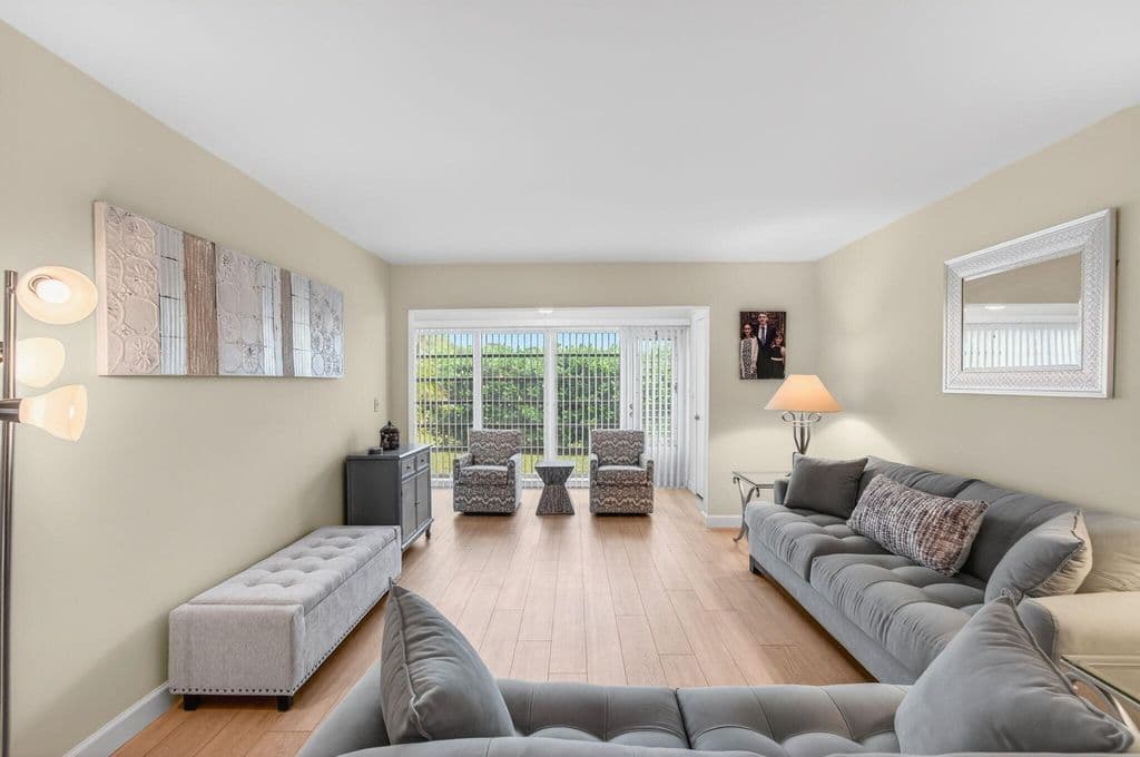2-bedroom Condo — 13682 Via Flora #A
