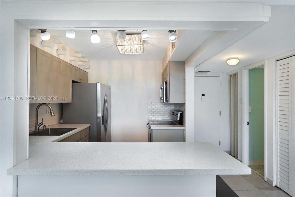 1+1 Condo — 6900 Bay Dr APT 3H
