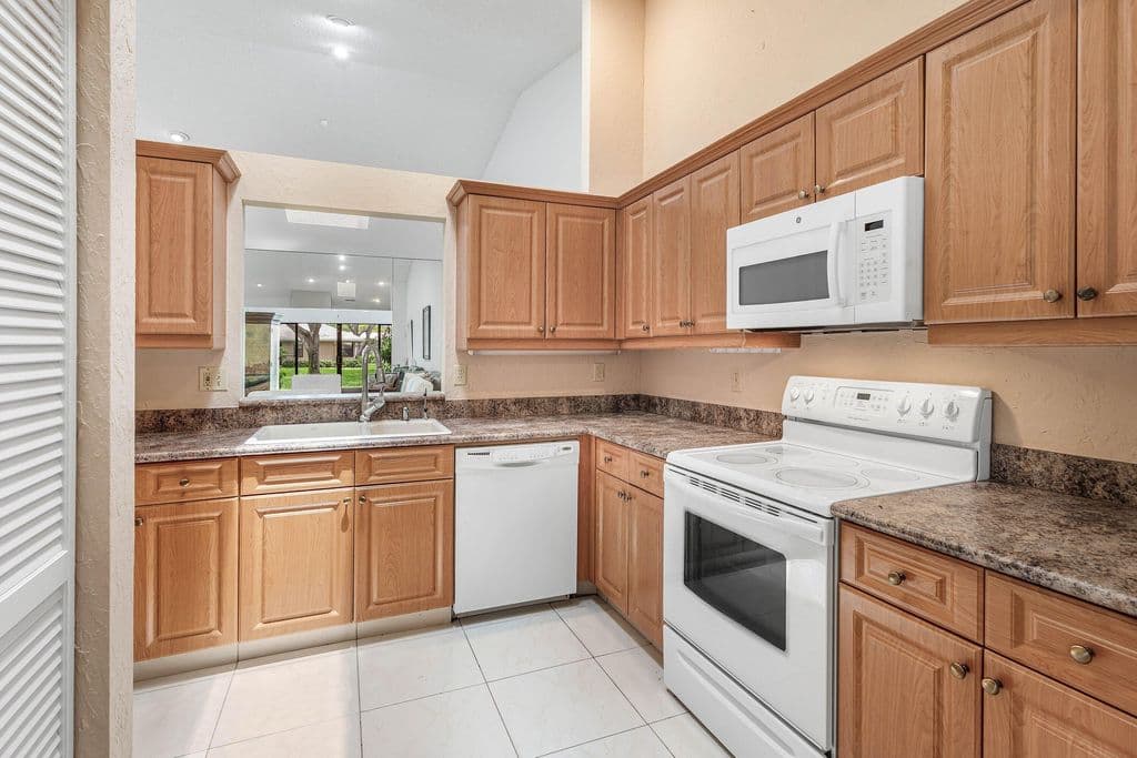 2+1 Condo — 8271 SUN LAKE Drive