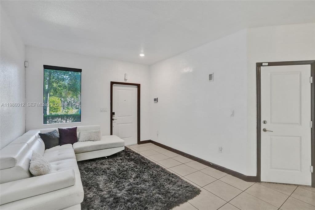 4+1 Mülk — 408 NE 212th Ter