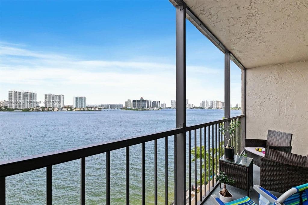 3+1 Condo — 17600 N Bay Rd #N701