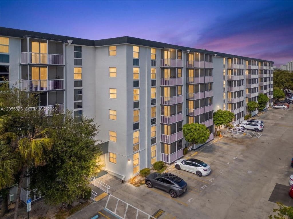 1-bedroom Condo — 16851 NE 23rd Ave #A516