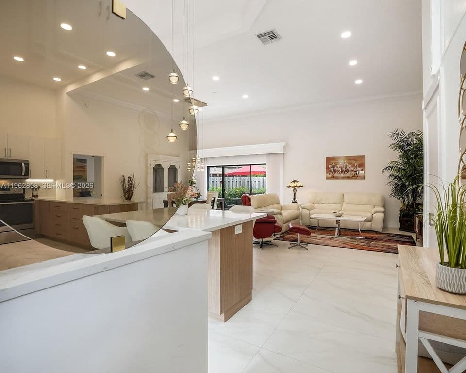 3+1 Müstakil ev — 413 Leslie Dr
