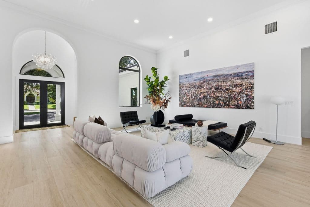 4-bedroom Single-Family Home — 2557 Seminole Circle