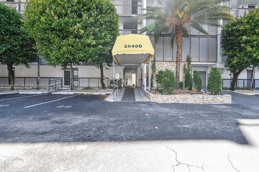 1+1 Condo — 20400 W Country Club Dr APT 214