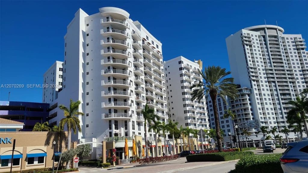 2+1 Condo — 1830 Radius Dr APT 903